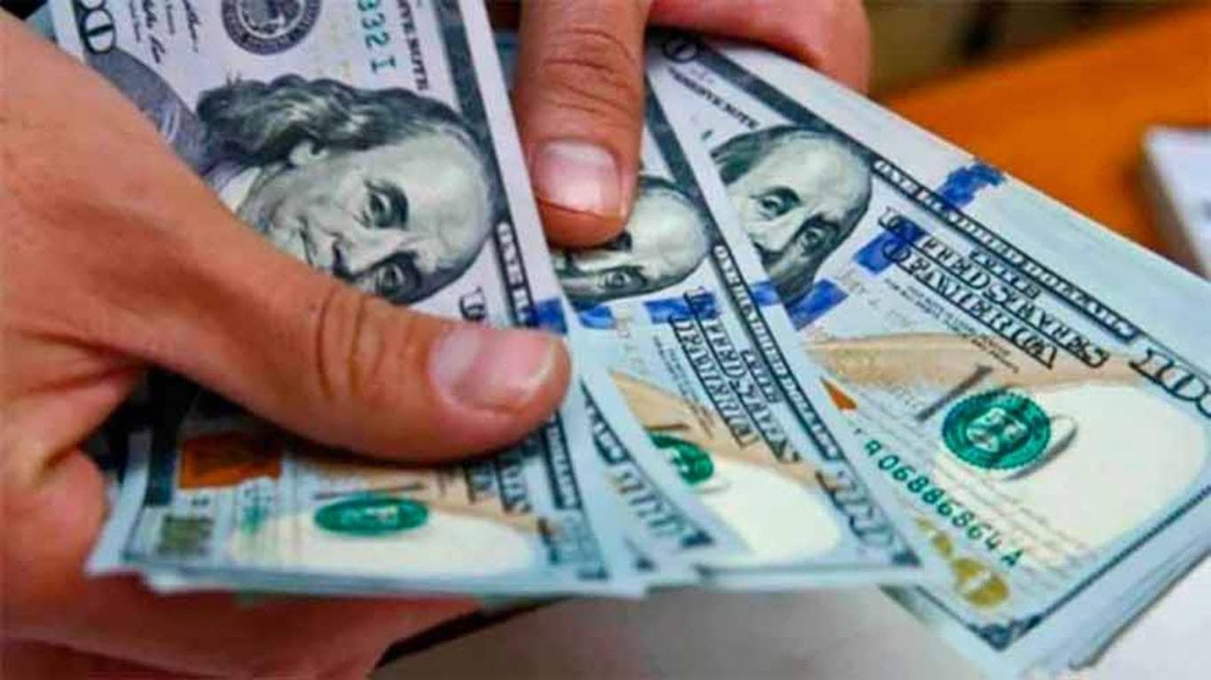 Jornada financiera: el dólar libre subió a $214 y cayeron los bonos, en medio de la interna oficial por el FMI