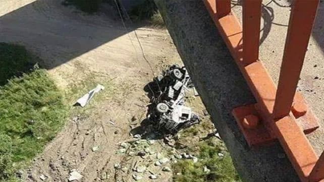 Dos muertos por la caída de un camión desde el puente Zárate-Brazo Largo