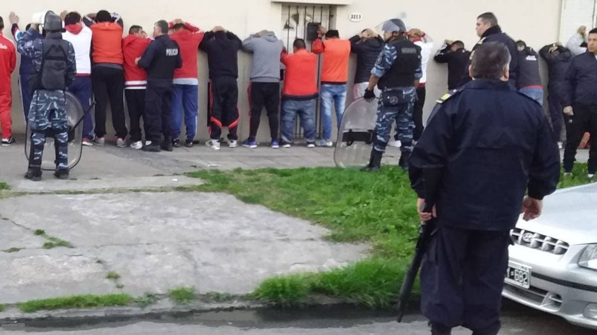 Detuvieron tres micros de la barra de River y secuestraron armas y drogas