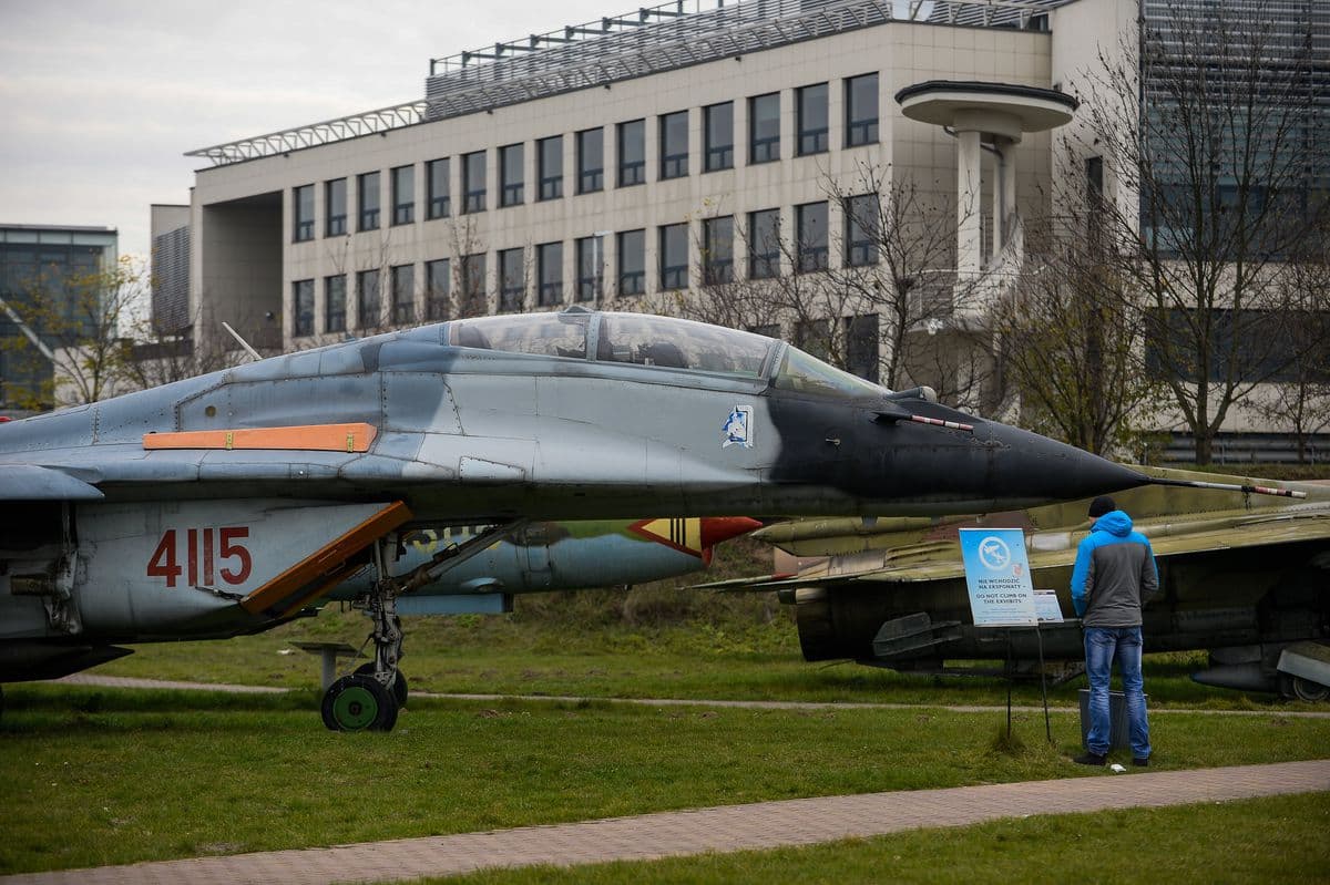 Polonia pone a disposición de EE UU sus aviones soviéticos para la defensa de Ucrania
