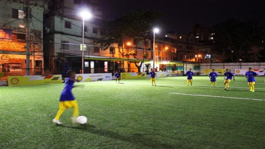 El campo de fútbol que se ilumina jugando