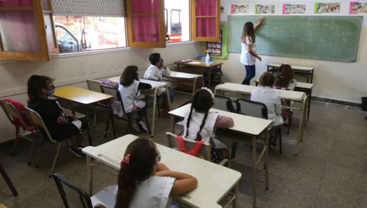Una hora más de clase en las escuelas primarias