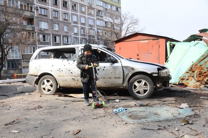 Ucrania denuncia un ataque con armas químicas en Mariupol y Rusia mata a 50 militares cuando intentaban huir