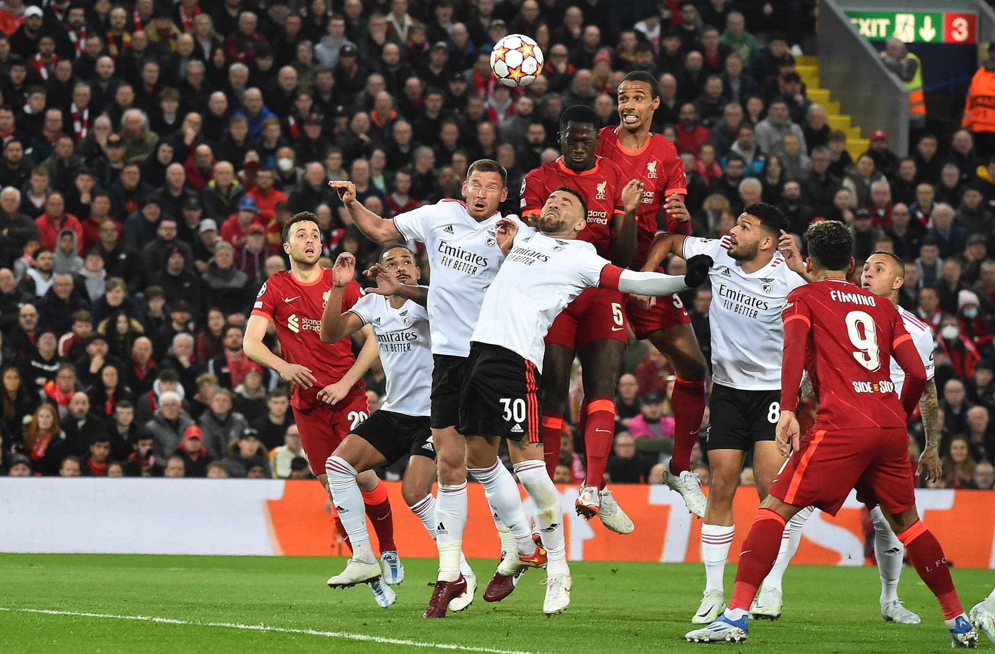 Liverpool, que hizo valer su ventaja, y Benfica empataron en un festival de goles