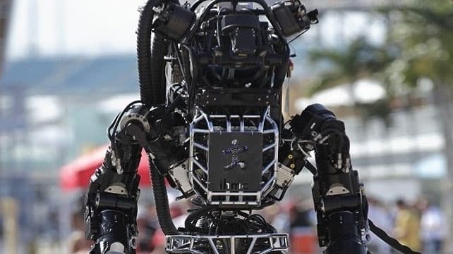 Un robot hace «La Grulla», el recordado golpe de Daniel San en Karate Kid