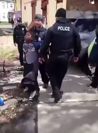 Policías estadounidenses arrestan a un niño por robarse un paquete de papas fritas