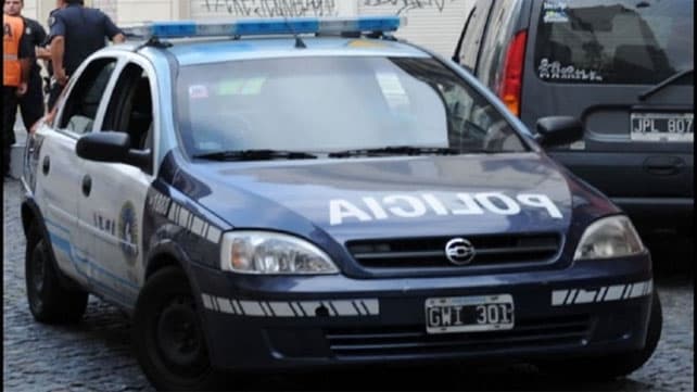 Esperaba a su nieta en la puerta y lo asesinaron para robarle el auto