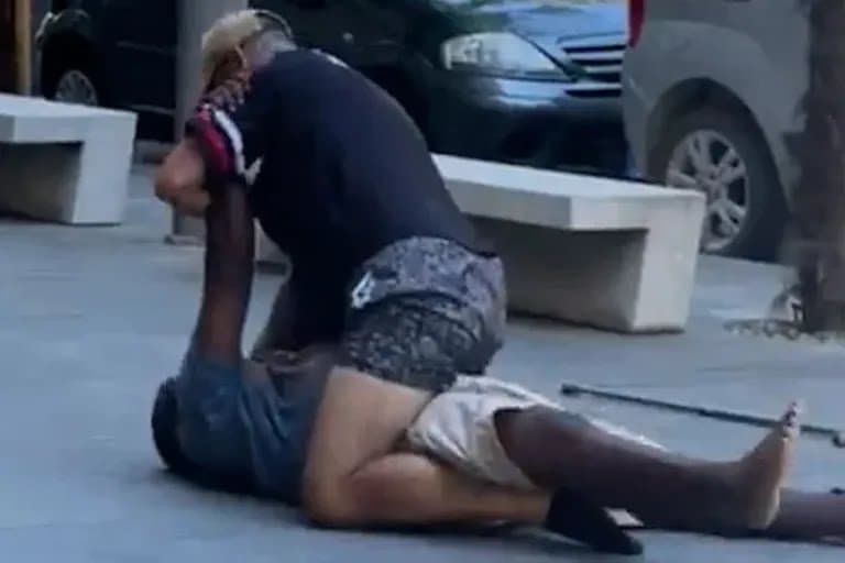 Italia: un video registró el momento en que un vendedor ambulante nigeriano fue asesinado en la calle y a plena luz del día en Civitanova Marche