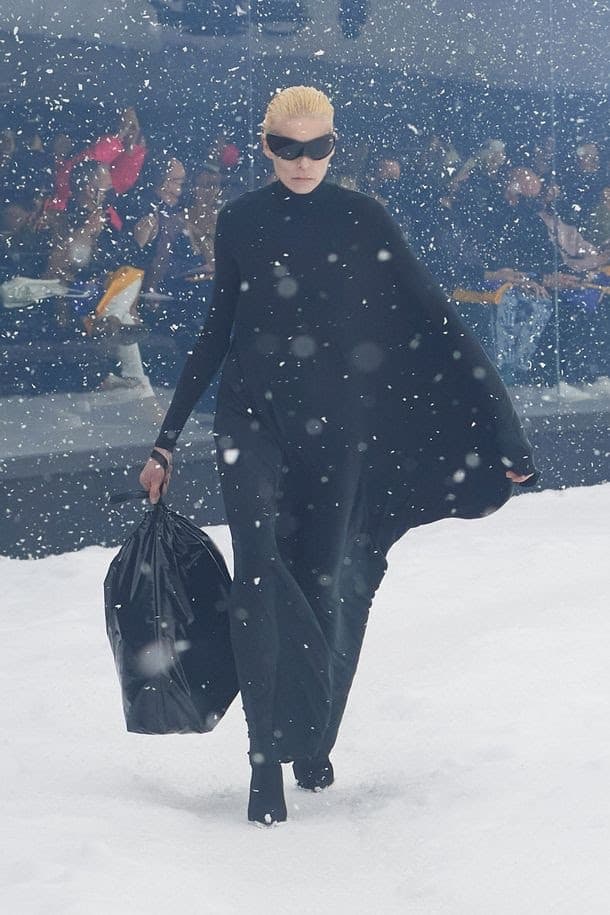 Balenciaga presentó un bolso de más de 1.400 euros que imita una bolsa de basura