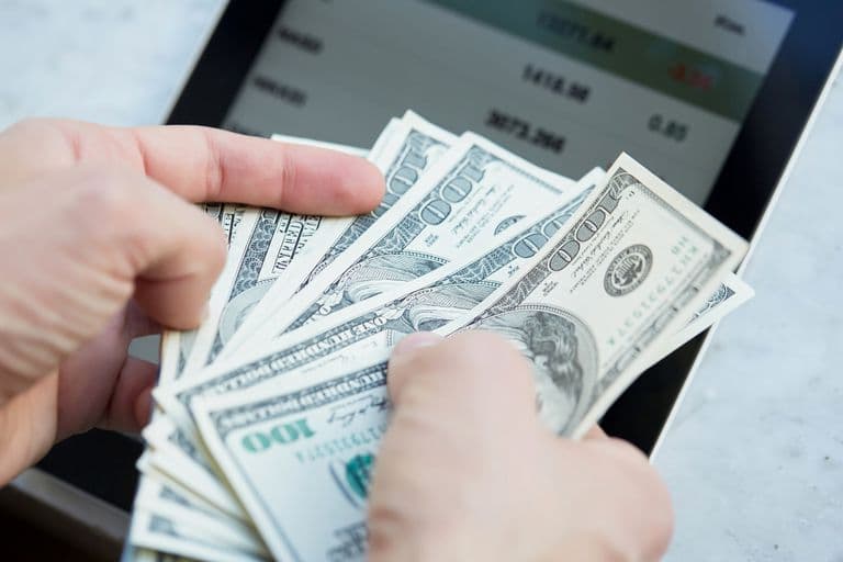 En la previa al dato de inflación, el dólar blue sube $1 y se vende a $296