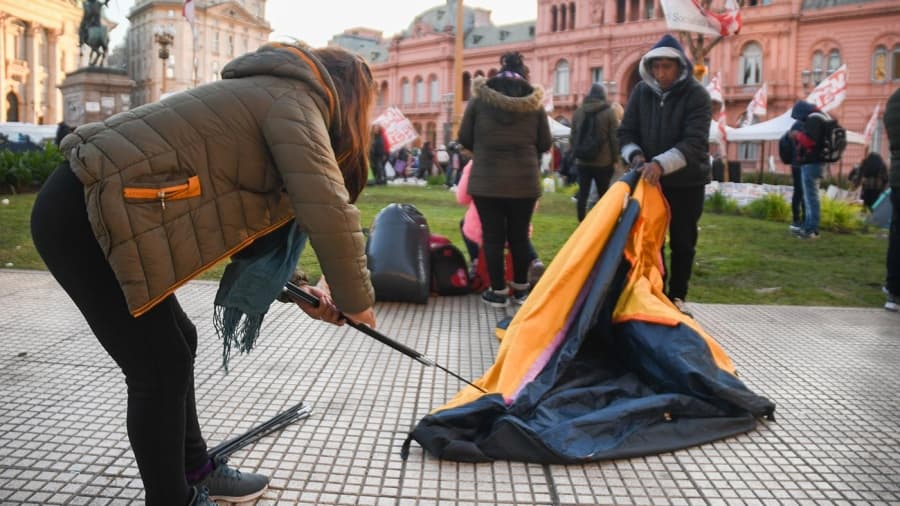 Los manifestantes que acamparon en Plaza de Mayo comenzaron a desconcentrarse
