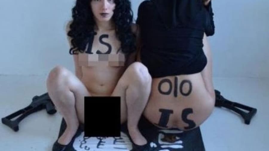 Una feminista defecó y menstruó sobre la bandera de los yihadistas