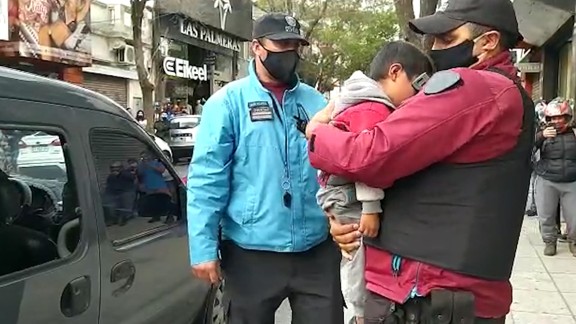 Una bebé estuvo encerrada más de una hora en el auto y fue rescatada por la policía.