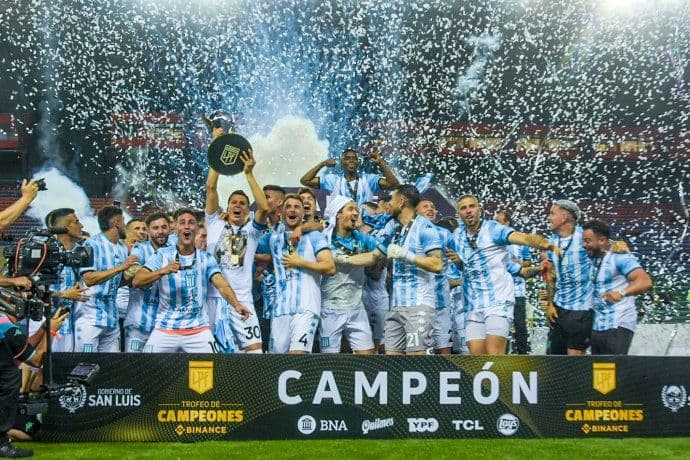 Racing gritó campeón en un partido que terminó en escándalo
