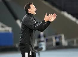 Scaloni le confirmó el equipo a los jugadores, pero no lo hizo público