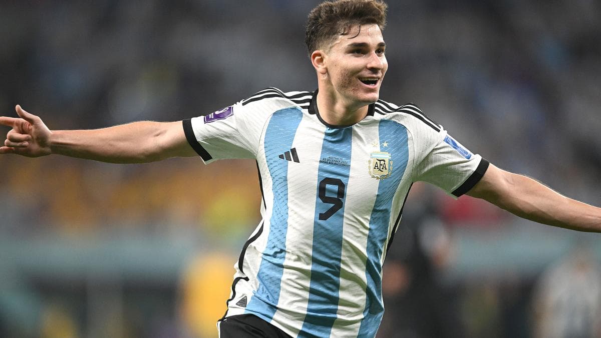 Julián Álvarez, elegido entre los 10 mejores jugadores del mundo: el grosero error de la FIFA y quiénes lo votaron por encima de Messi