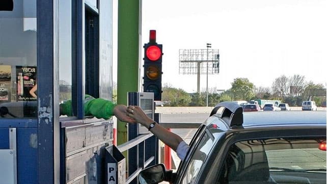 Bajaron un 70% la tarifa del peaje para el transporte público en autopistas