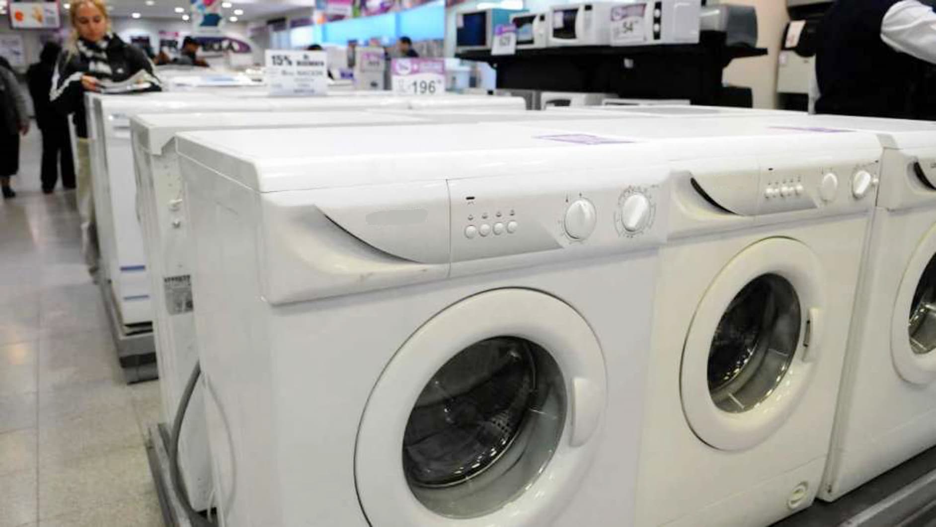 La suba del dólar pone ventas en suspenso mientras los comerciantes se cubren frente a la incertidumbre