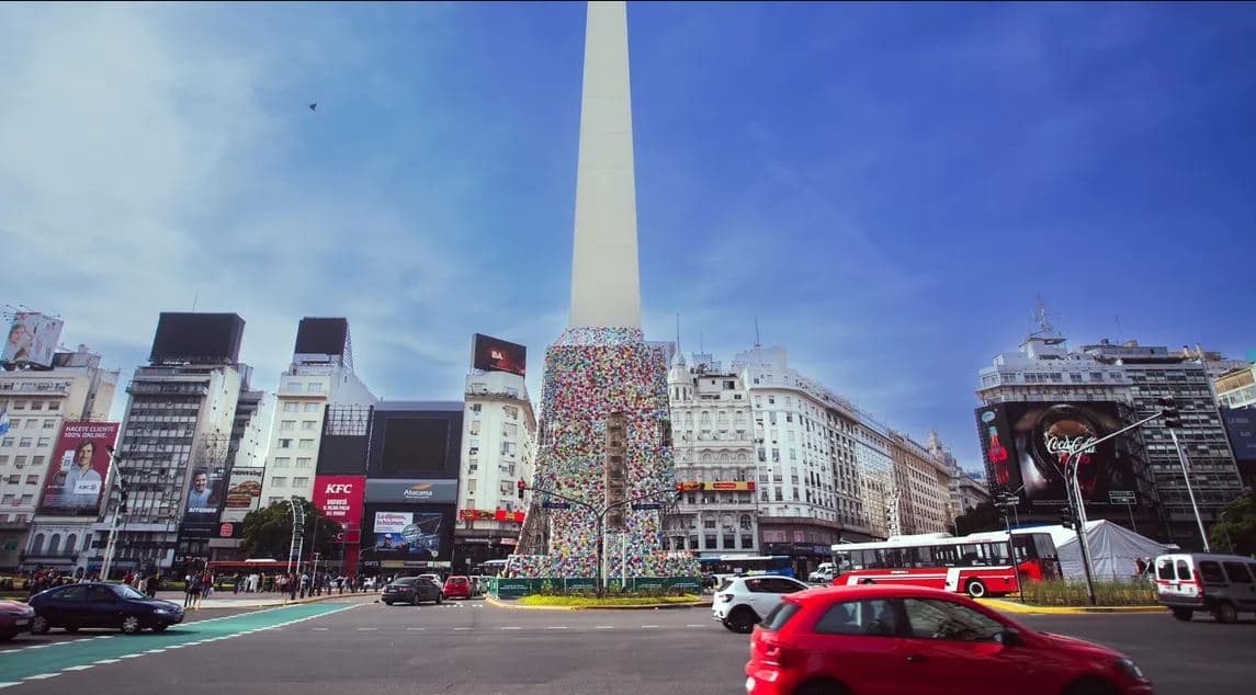 Bolsas plásticas cubrieron el Obelisco argentino por el Día Mundial del Reciclaje