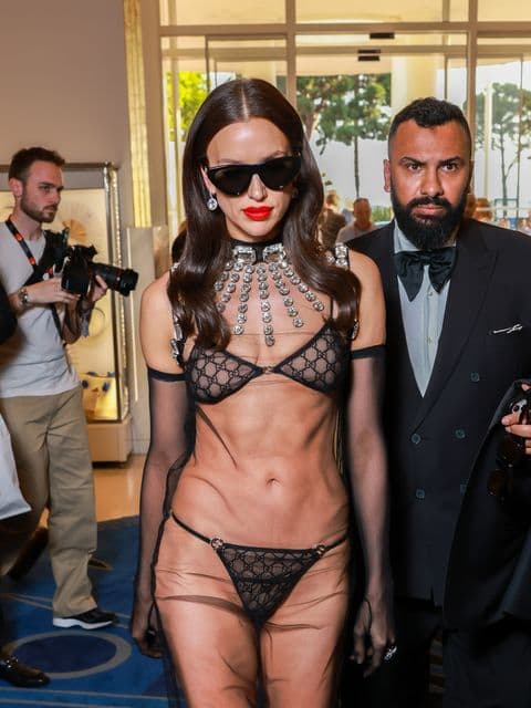 Irina Shayk causó polémica con un osado vestido transparente en el Festival de Cannes