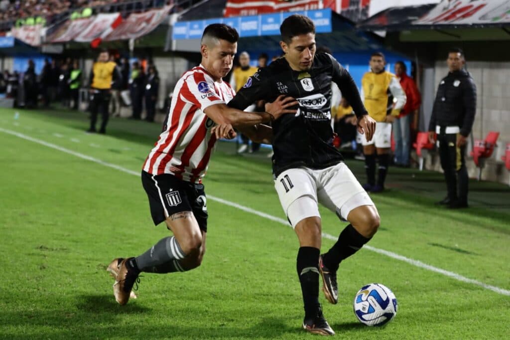 Estudiantes visita a Tacuary en Asunción y busca ganar para pasar de fase