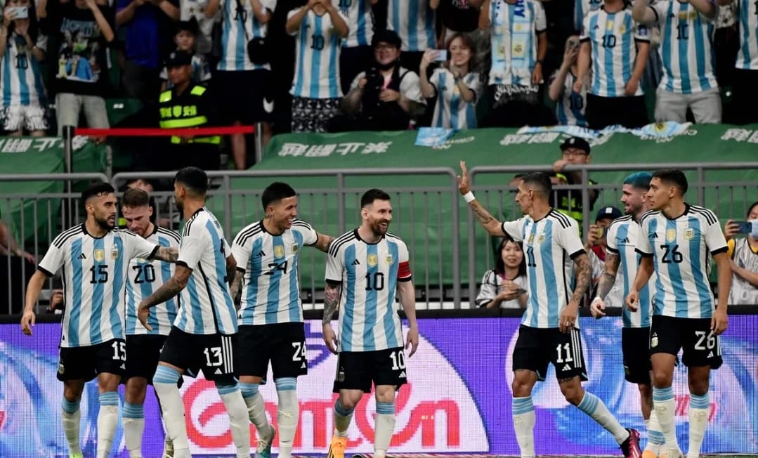 La selección argentina le ganó por 2-0 a Australia con goles de Lionel Messi y Germán Pezzella, en un amistoso en Pekín