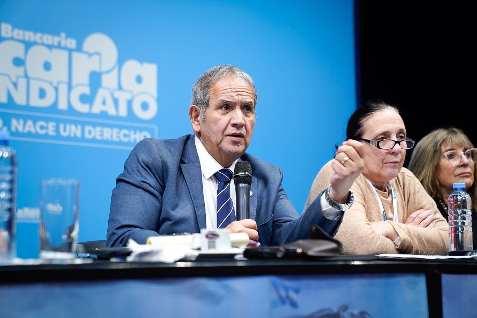 Los bancarios acordaron una paritaria del 75% y un salario inicial de $420.000