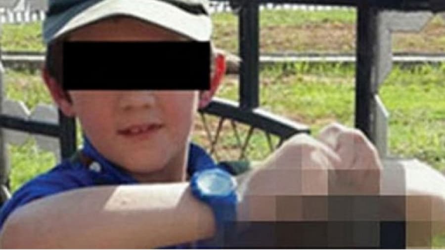 El chico yihadista de siete años que posa con cabezas humanas