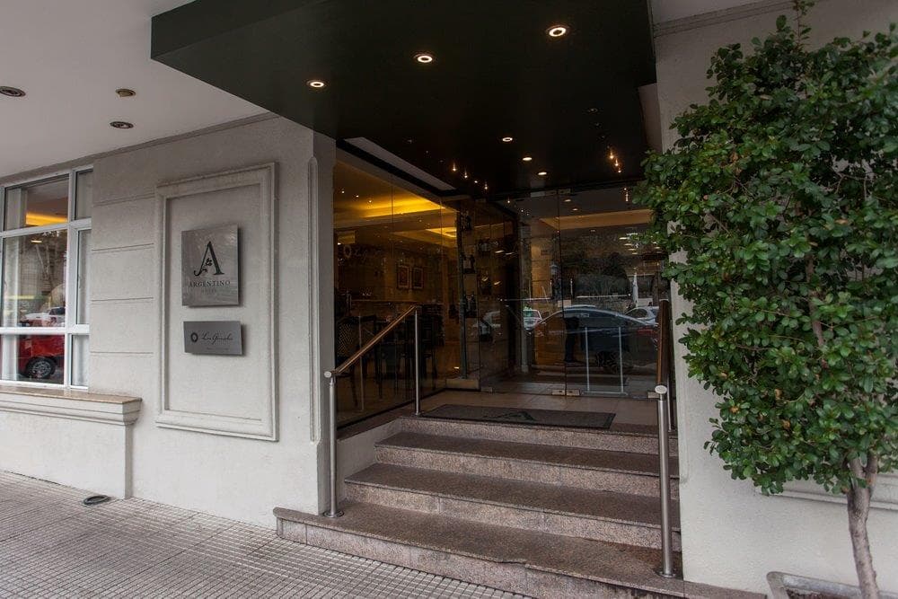 Hinchas bolivianos tiraron fuegos artificiales cerca del hotel donde se aloja Argentina
