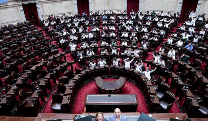 Cecilia Moreau entregó a Abel Pintos la mención de Honor Juan Bautista Alberdi en la Cámara de Diputados