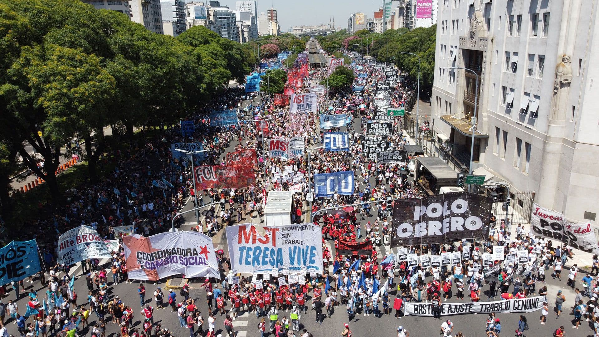 Caos de tránsito en el centro porteño: organizaciones sociales reclamaron un aumento en el Salario Mínimo
