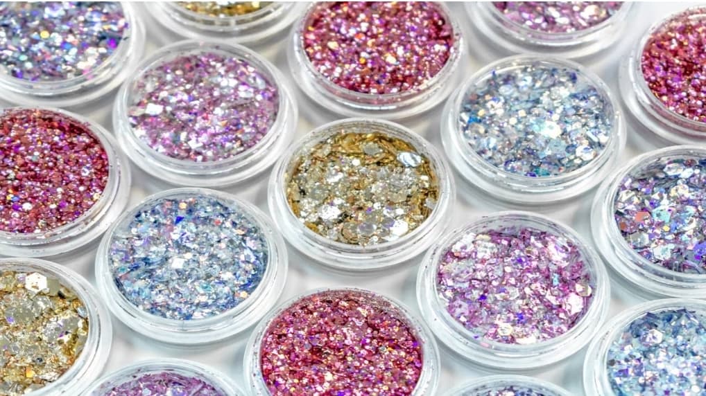 La Unión Europea prohibió el glitter