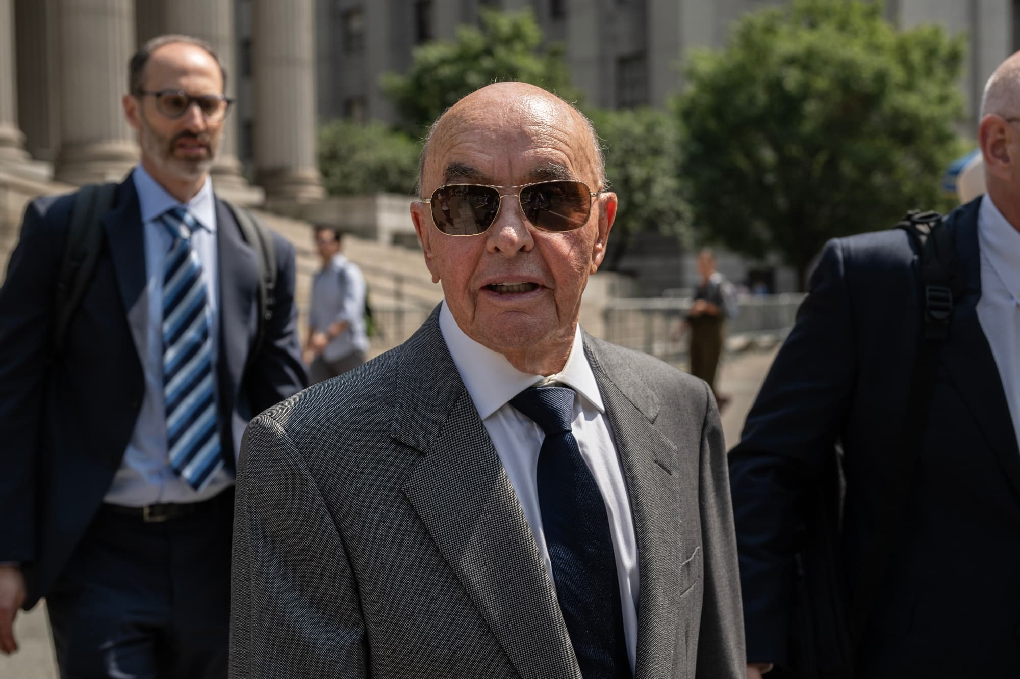 El Gobierno impulsa una acción judicial contra el magnate Joe Lewis