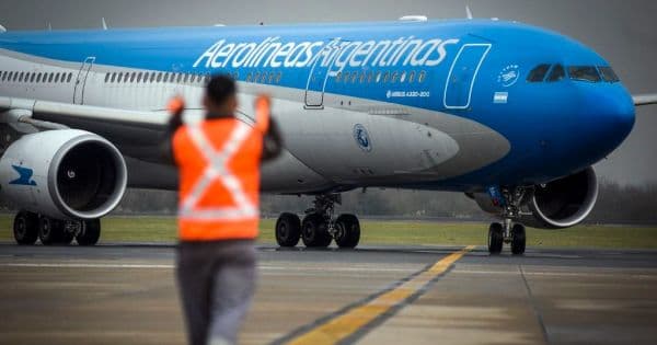Aeroparque: hay demoras y cancelación de vuelos de aerolíneas low cost por una medida de fuerza de maleteros