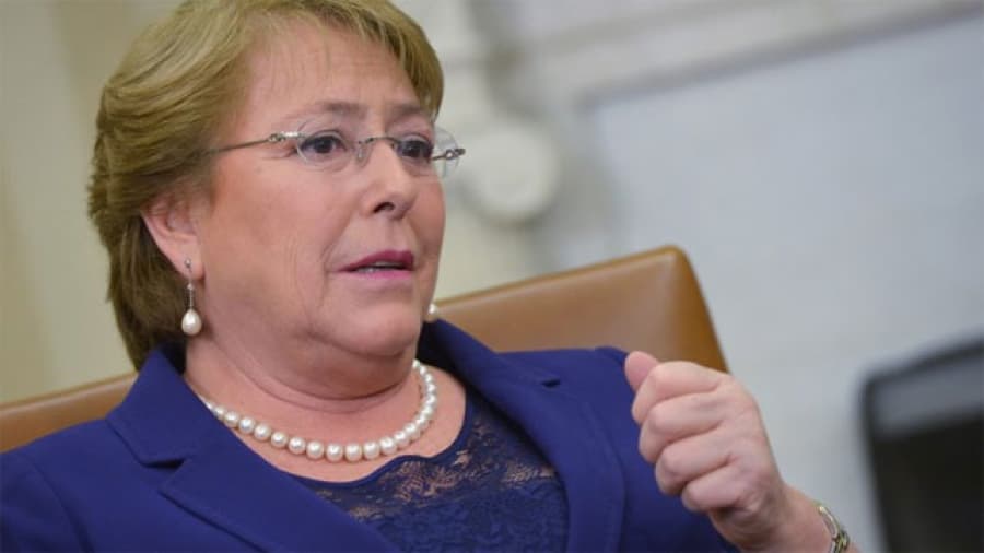 Crece el apoyo a las reformas en Chile, cae la confianza en Michelle Bachelet