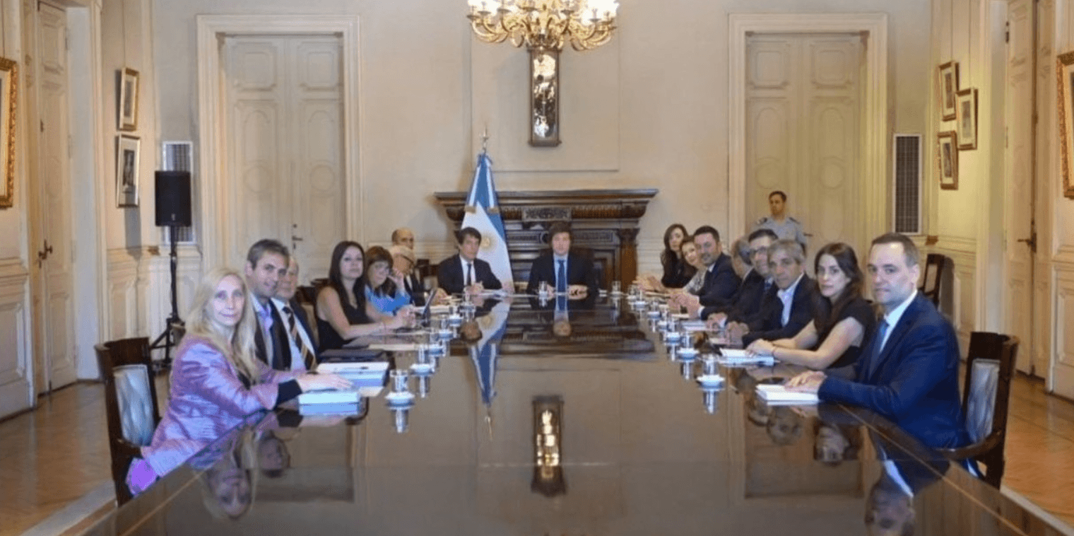 Ante su Gabinete, Javier Milei pidió una revisión profunda de los nombramientos que hizo Alberto Fernández y exigirá presencialidad a los empleados públicos