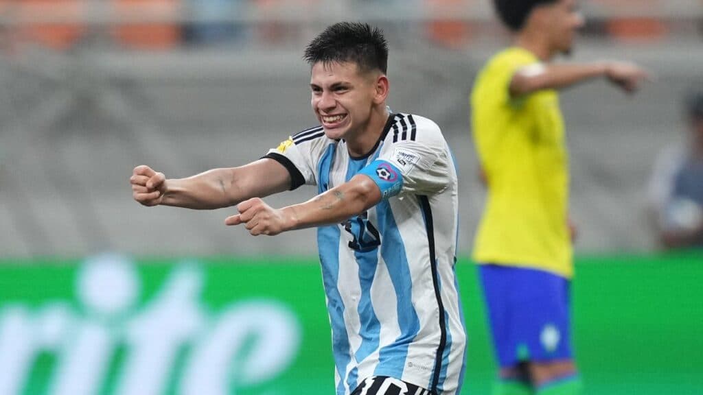 En Inglaterra aseguran que Manchester City alcanzó un acuerdo con River Plate por el Diablito Echeverri