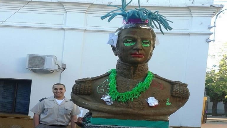 Otro festejo polémico en Mendoza: convierten a un busto de San Martín en travesti