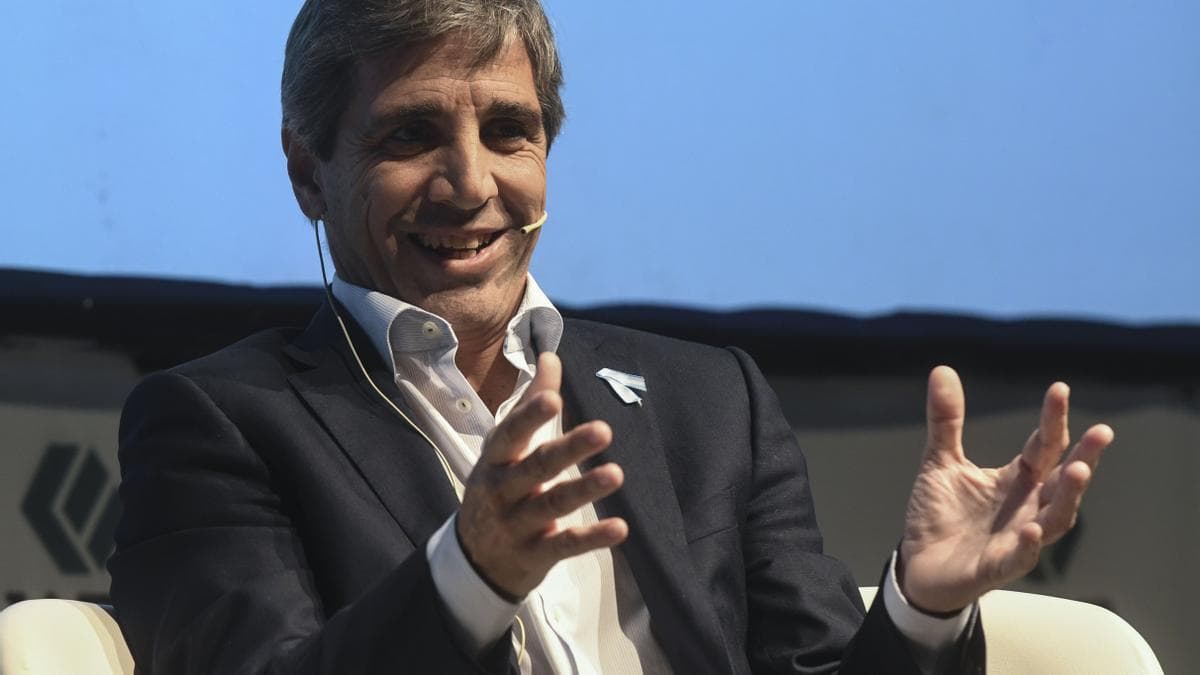 Luis Caputo viajó a República Dominicana y tendrá reuniones con bancos internacionales y asesores de Joe Biden
