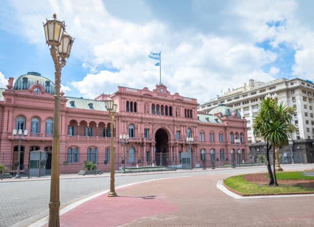 El Gobierno enviará al Congreso una reforma laboral reducida que trabaja la UCR como parte de la Ley Ómnibus