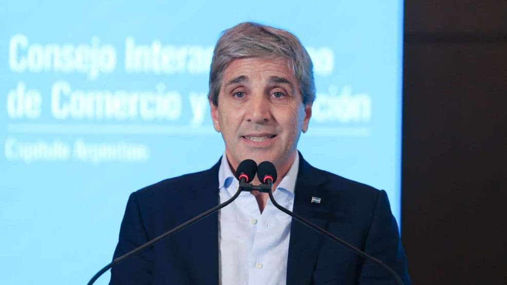 En un encuentro reservado, Caputo les sugirió una propuesta a los empresarios para que el Gobierno pueda bajar los impuestos