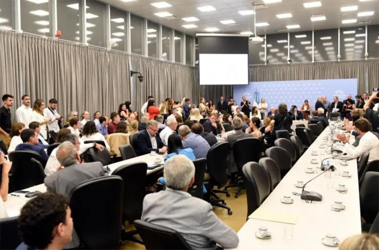 El Gobierno accedió a cambiar la Ley Bases y el paquete fiscal y prepara una cumbre con la oposición dialoguista