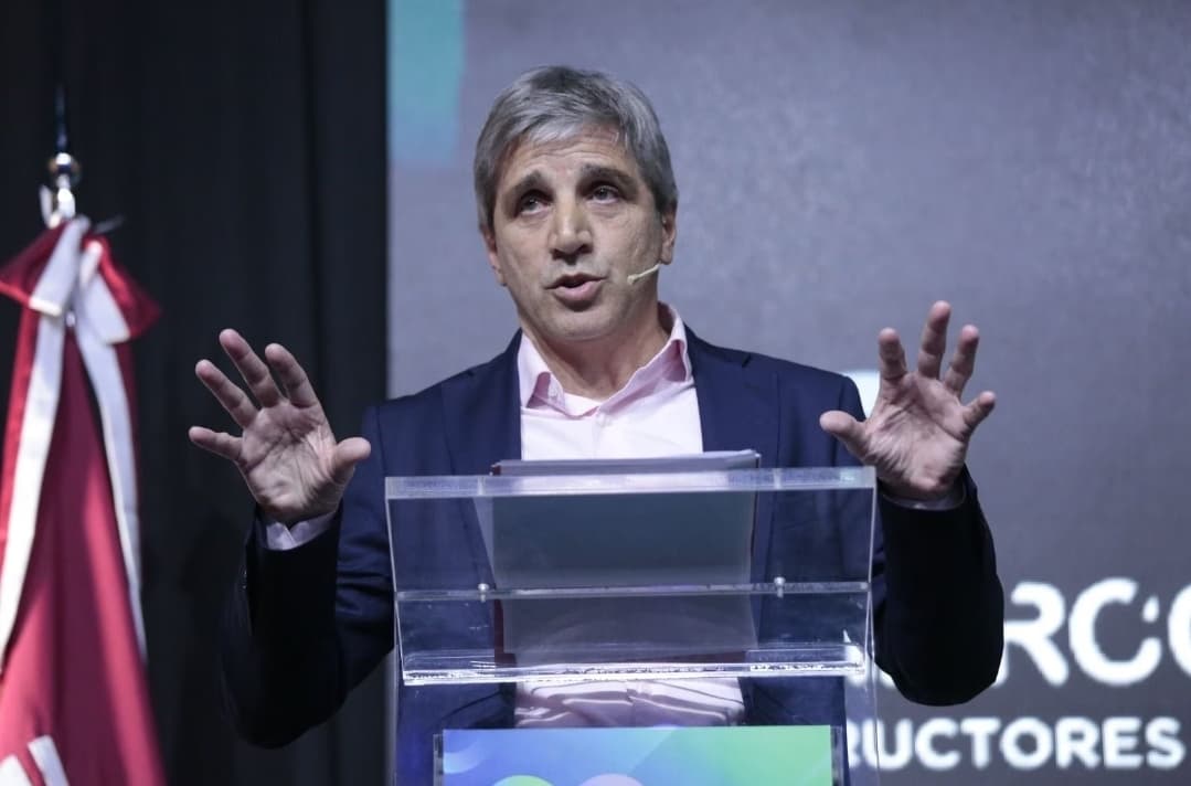 Caputo postergó otra vez el aumento a los combustibles y las tarifas de gas y luz para evitar su impacto en la inflación
