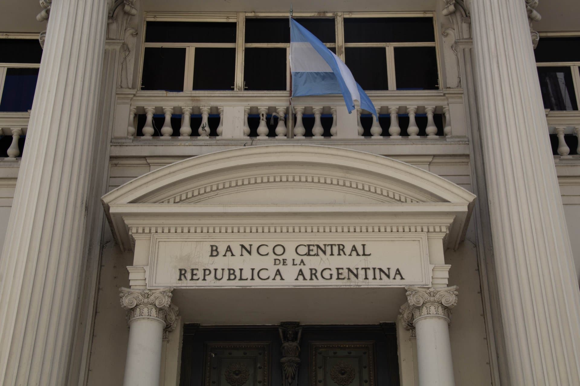 Las reservas del BCRA siguieron en baja por el pago de deuda y tocaron su mínimo en los últimos dos meses