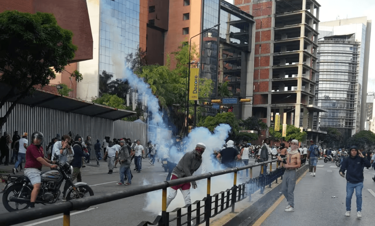 Cuatro muertos, 46 detenidos y decenas de heridos durante las protestas contra el fraude de Nicolás Maduro en Venezuela