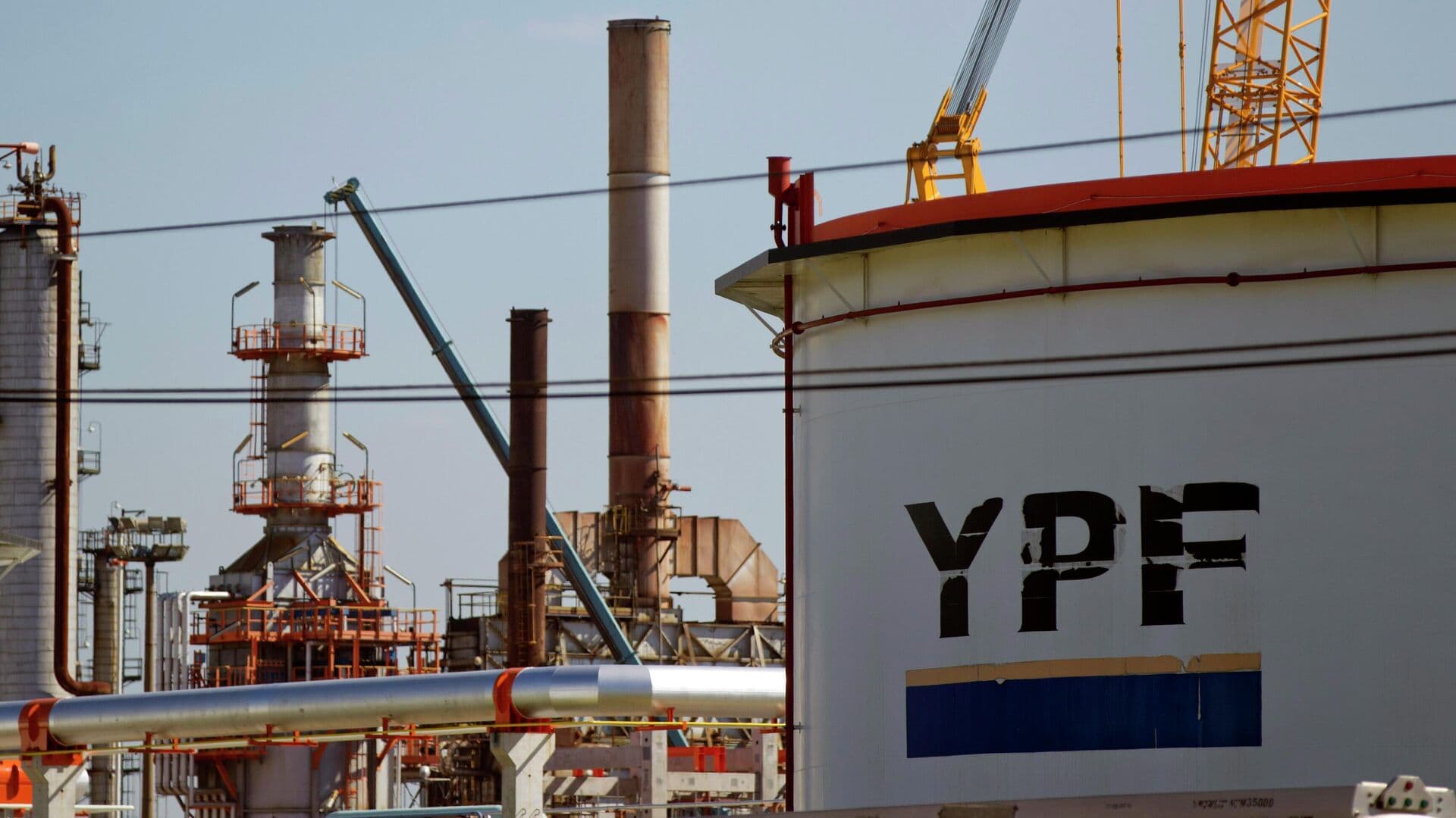 En medio de las quejas de Kicillof, YPF explicó por qué eligió Río Negro para instalar la planta de GNL