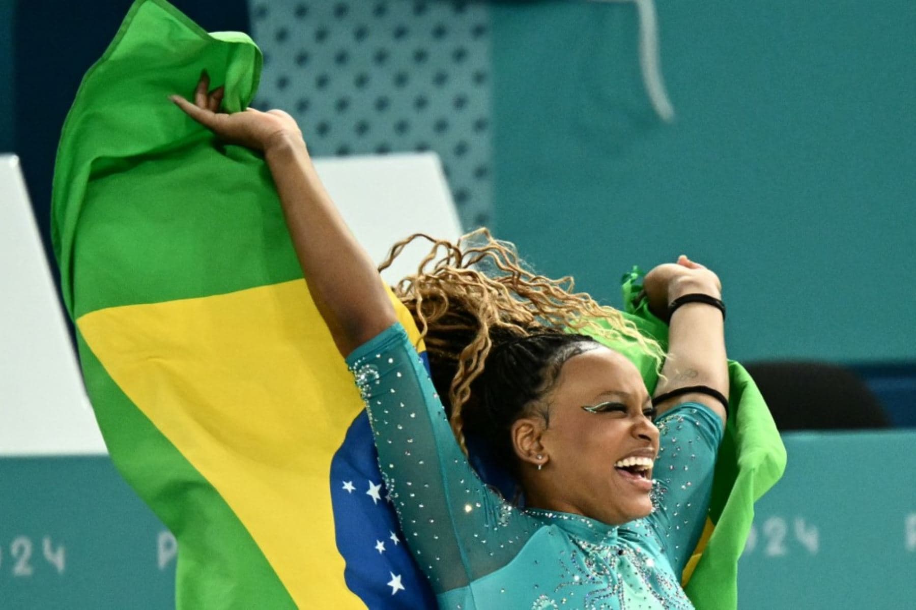 Impacto en los Juegos Olímpicos: la brasileña Rebeca Andrade superó por primera vez a Simone Biles y ganó un histórico oro en suelo