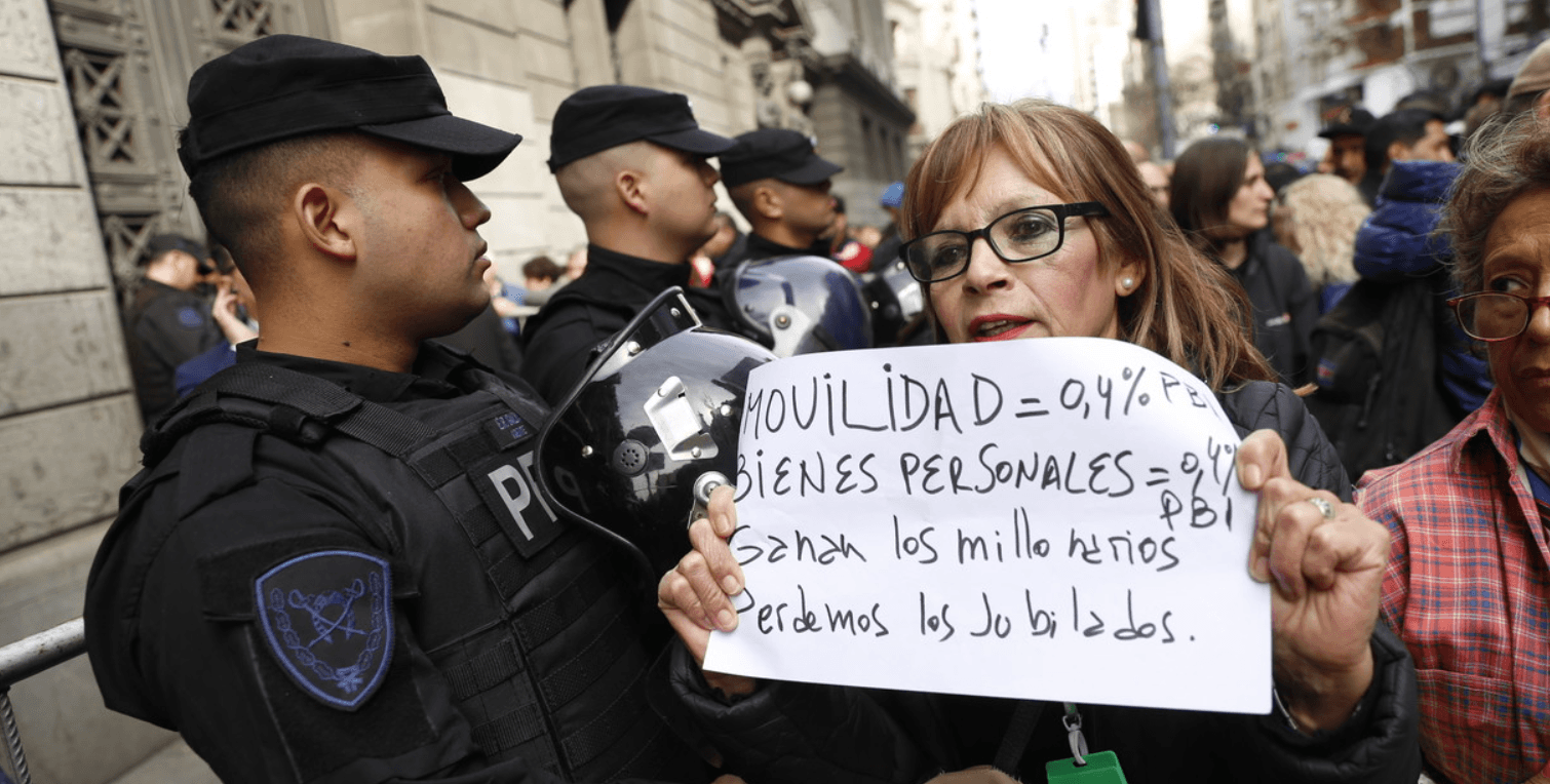 Marcha por la reforma jubilatoria y fuerte operativo policial: gremios, movimientos sociales y la izquierda se movilizan contra el veto de Javier Milei
