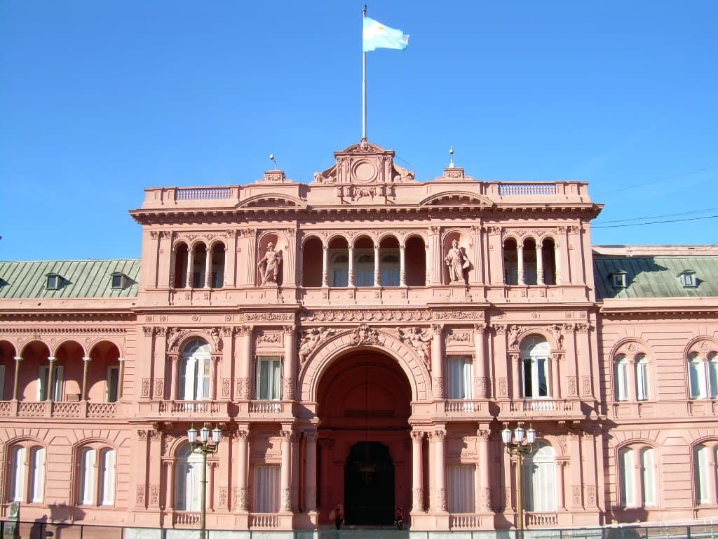 El Gobierno desacelera la ola de despidos de contratados estatales por pedido de los ministros