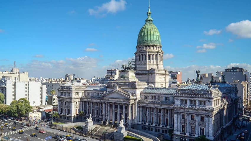 Enfrentamientos entre la policía y los manifestantes en la puerta del Congreso: hay gases y balas de goma
